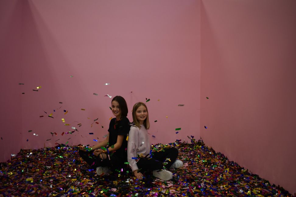 Dies zwei haben Spaß bei der "The Zoom"-Messe in Sindelfingen (von Links): Laura Baier (12 Jahre) und Selma Locher (11 Jahre), beide aus Stuttgart.                                 Bild: Zondler