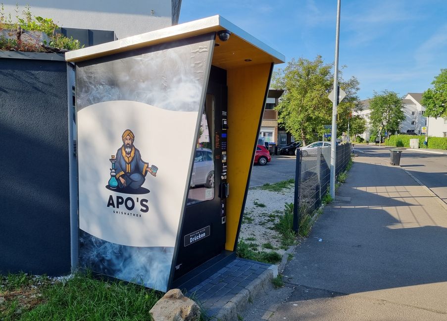 Nicht zu übersehen: Der Shisha-Automat im Maurener Weg. Bild: Hamann