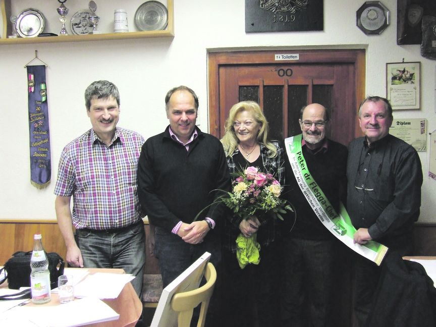 Abschied und Neuanfang bei der Arbeitsgemeinschaft der örtlichen Vereine in Magstadt (von links): Jürgen Lunardi, Hans-Peter Burckhardt, Evelyn und Peter Haug sowie Erwin Steegmüller. Bild: z