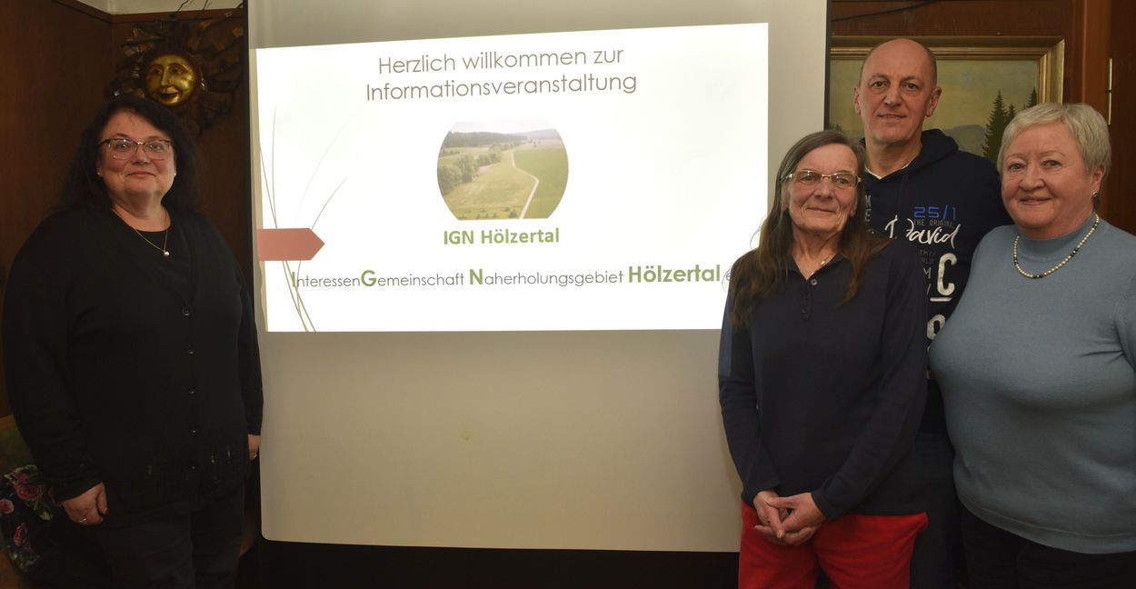 Die Vorstandschaft des neuen Magstadter Vereins Interessengemeinschaft Naherholungsgebiet (IGN) Hölzertal. Von links:  Margit Holzwarth (Vorsitzende), Susanne Winkler (stellvertretende Vorsitzende), Wolfgang Stiegler (Kassier) und Claudia Fleischmann (Schriftführerin). Bild: Reichert