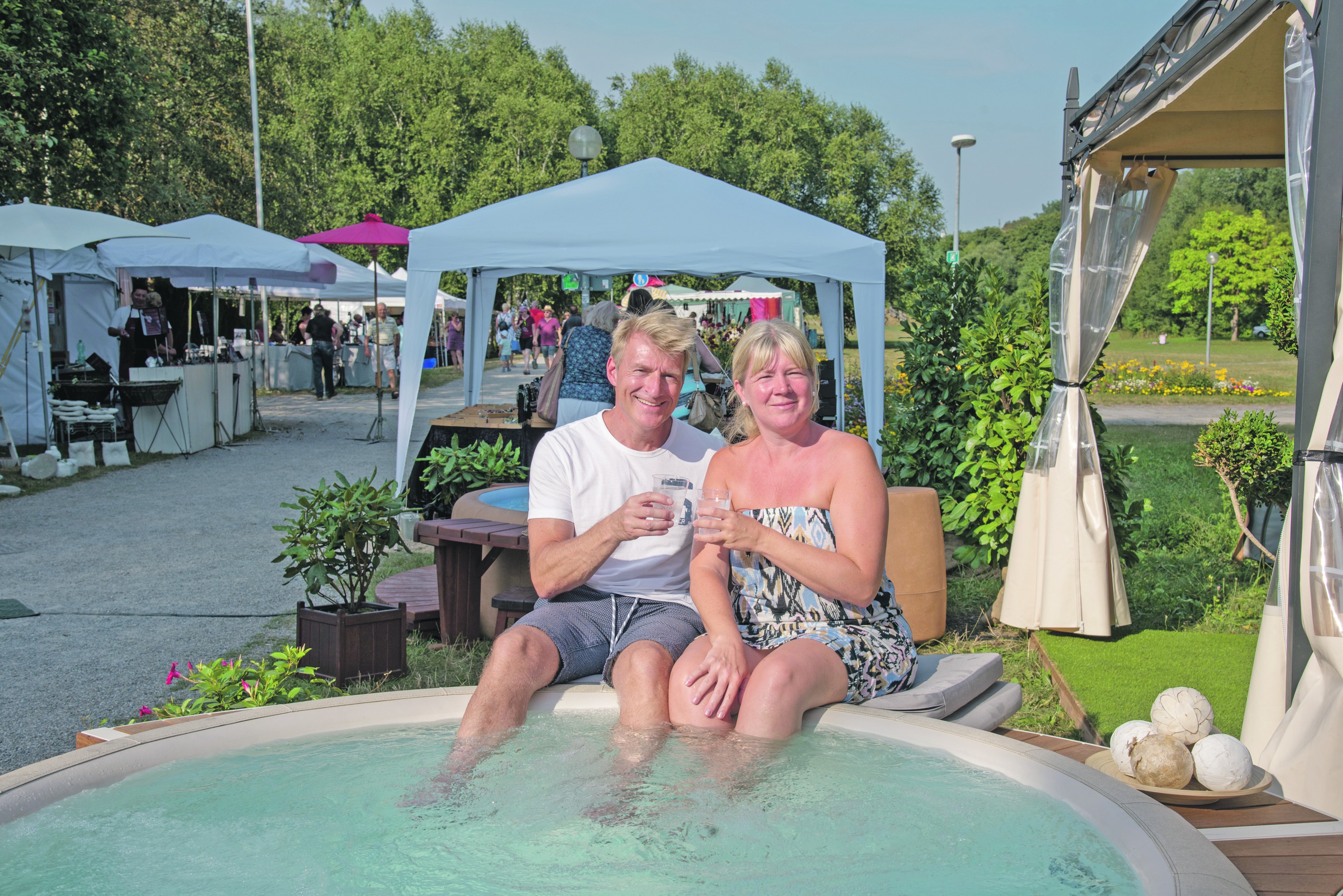 Willkommene Abkühlung: Katja und Thomas Straub beim Whirlpool-Test im Sindelfinger Sommerhofenpark. Bild: Nüßle