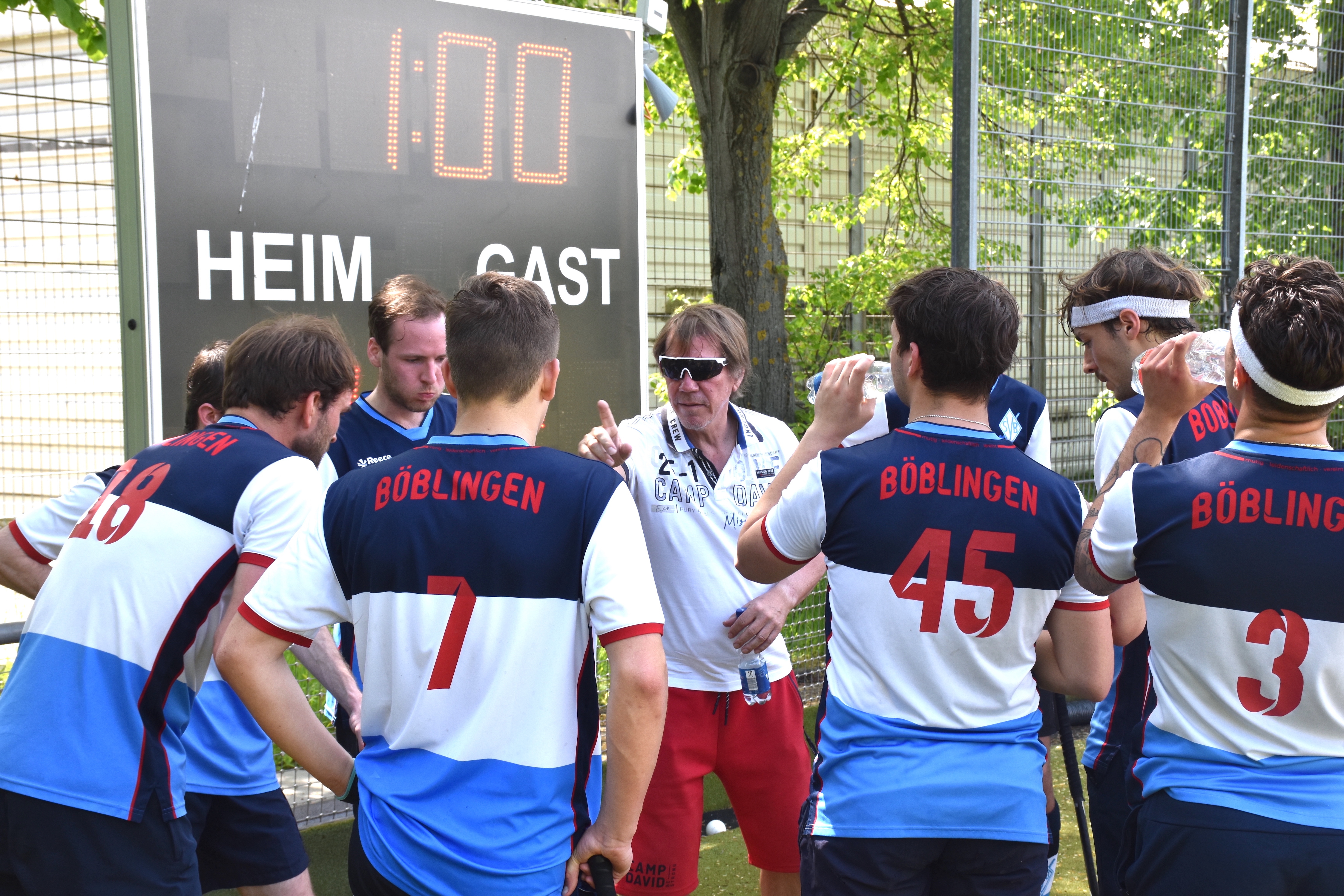 Böblingens Trainer Thomas Dauner bei der Ansprache an sein Team. Bild: Meyer