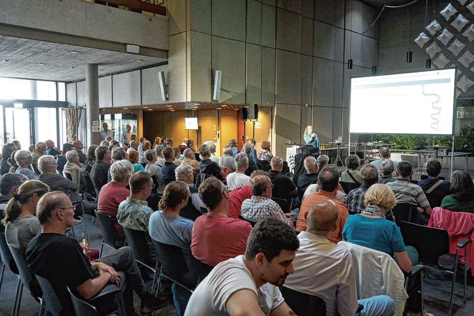 Reges Interesse bei der Dialog-Veranstaltung zum Innenstadt-Verkehrskonzept im Foyer des Sindelfinger Rathauses.