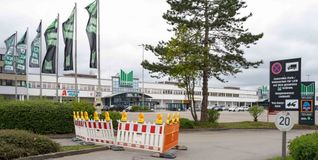 Ungefähr seit Mitte April gibt es beim Parkplatz nun solche Absperrungen: Sie stehen im Bereich der Einfahrt und Ausfahrt.