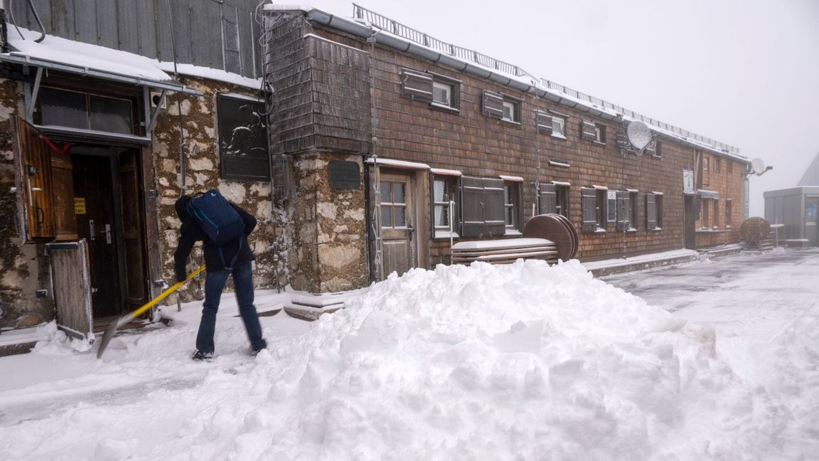 Schneeschippen auf der Zugspitze im September 2024 (Archiv)