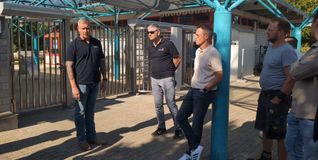 Bürgermeister Ioannis Delakos (Zweiter von links) machte mit den Teilnehmern der Baustellenrundfahrt Station am Waldfreibad.