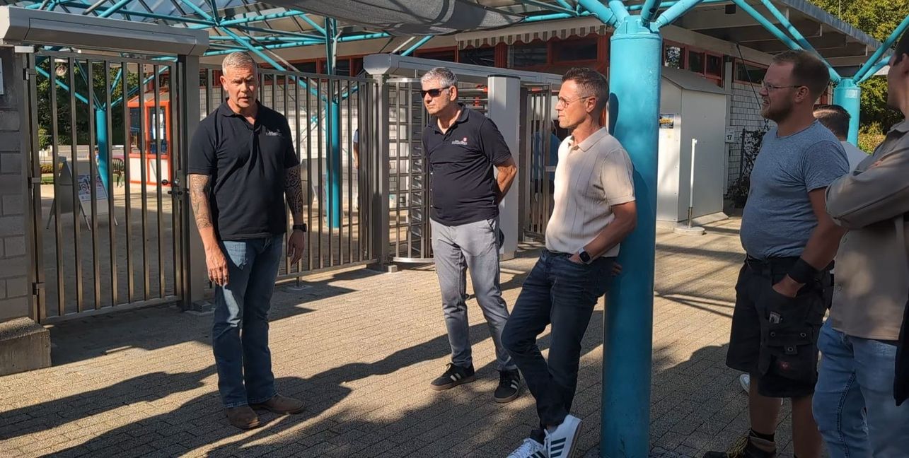 Bürgermeister Ioannis Delakos (Zweiter von links) machte mit den Teilnehmern der Baustellenrundfahrt Station am Waldfreibad.