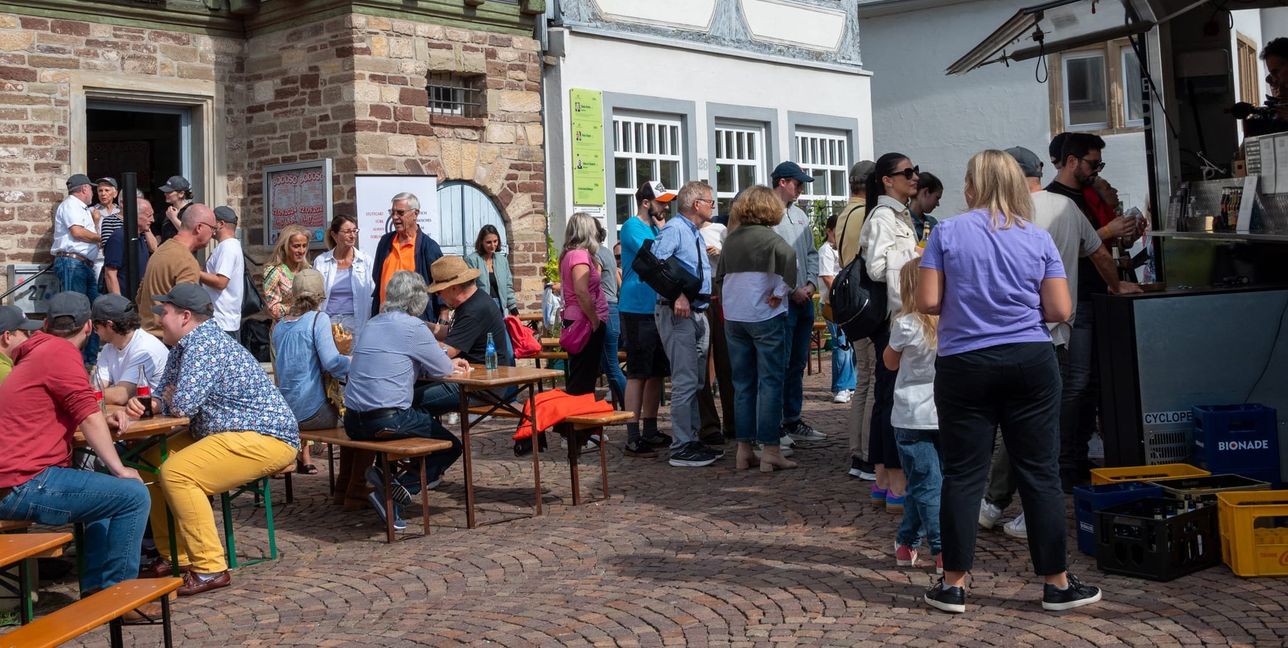Nach dem unterhaltsamen Gespräch nutzten die Besucher die Gelegenheit, sich mit einem Döner bei Live-Musik von Sibel & Bugra über das Gehörte auszutauschen.