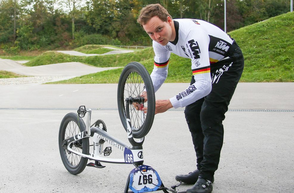 Inzwischen trainiert der 24-Jährige mit dem Bundeskader auf dem Bmx-Supercross-Track in Stuttgart-Münster. Auf dem Bild bringt er vor dem Training seinen Transponder für die Zeitmessung an seinem Rad an.
 Foto: Pressefoto Baumann