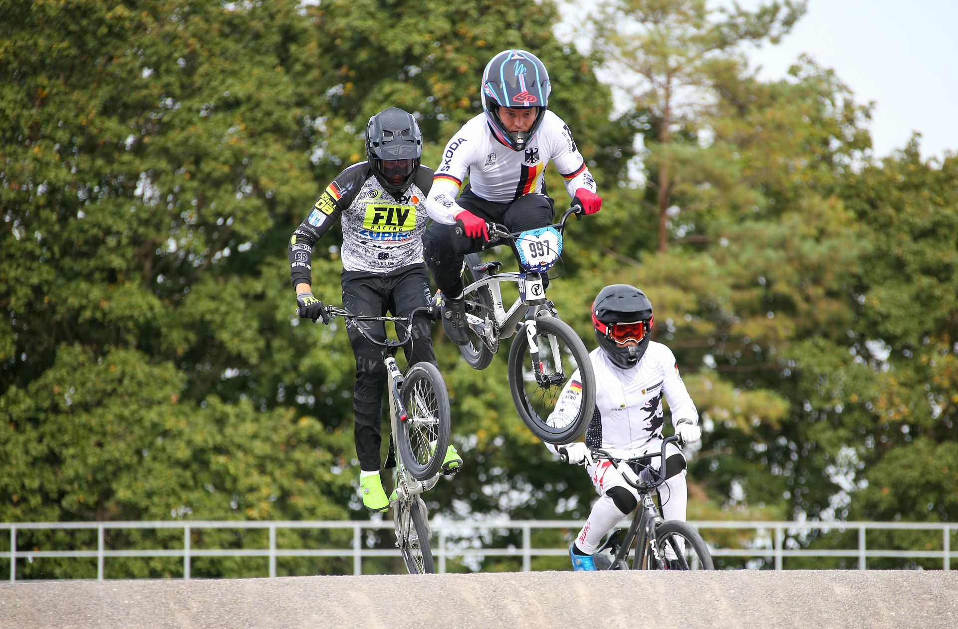 Gemeinsam üben die Bmx-Racer auch das Fahren in der Gruppe, um sich an die Wettkampfsituation zu gewöhnen und darin eine Routine aufzubauen.
 Foto: Pressefoto Baumann