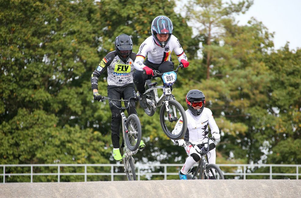 Gemeinsam üben die Bmx-Racer auch das Fahren in der Gruppe, um sich an die Wettkampfsituation zu gewöhnen und darin eine Routine aufzubauen.
 Foto: Pressefoto Baumann