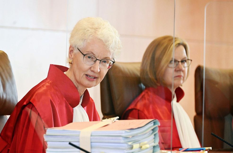 Unter dem Vorsitz von Doris König (links) berät das Bundesverfassungsgericht.
