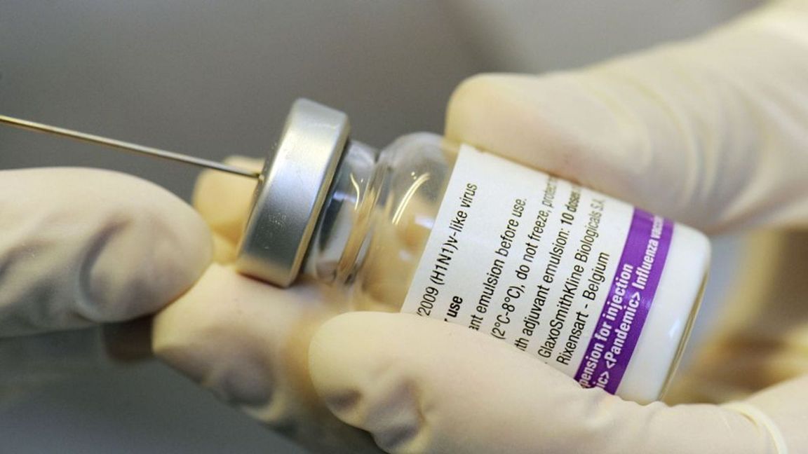 Eine Impfdosis Pandemrix gegen die sogenannte Schweinegrippe wird von einem Mediziner zur Injektion vorbereitet.