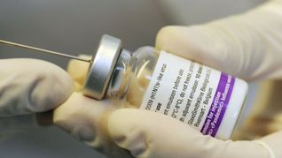 Eine Impfdosis Pandemrix gegen die sogenannte Schweinegrippe wird von einem Mediziner zur Injektion vorbereitet.