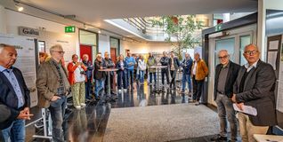 Bei der öffentlichen Vorstellung des Bebauungsplanes „Kälberne“ in Dätzingen für Pflege und Soziales. Ganz rechts der Wettbewerbssieger Mathias Hänig und Bürgermeister Martin Thüringer.