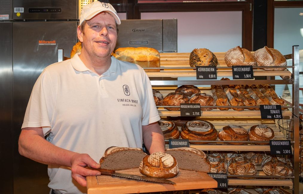 Bäckermeister Holger Müller schätzt den säuerlichen Roggenbrotgeschmack.