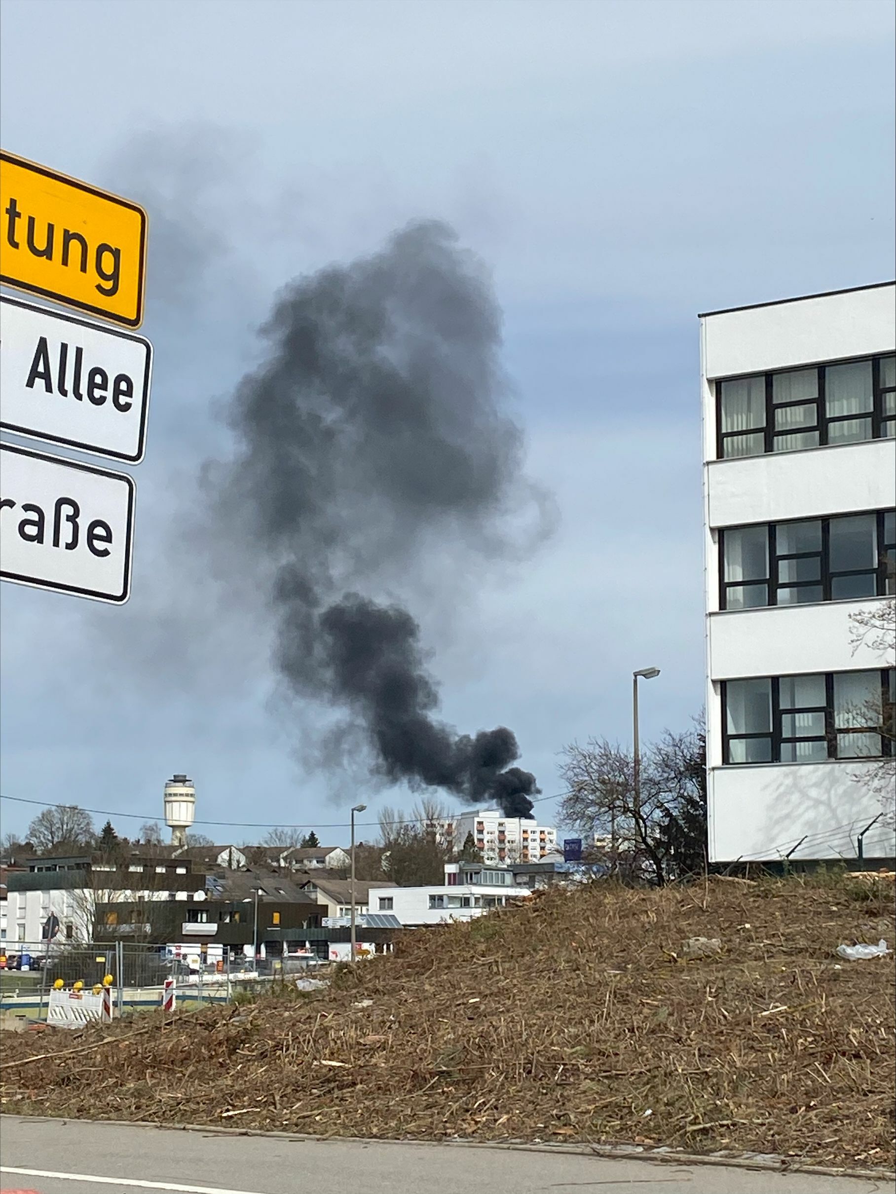Eine schwarze Rauchsäule am Goldberg. Bild: Scheid