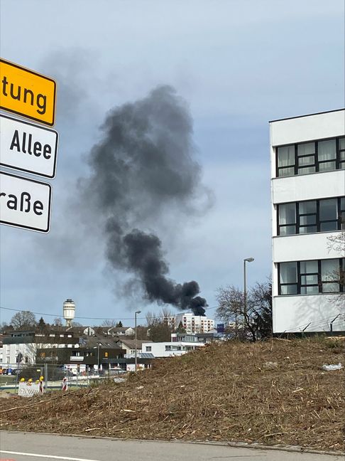 Eine schwarze Rauchsäule am Goldberg. Bild: Scheid
