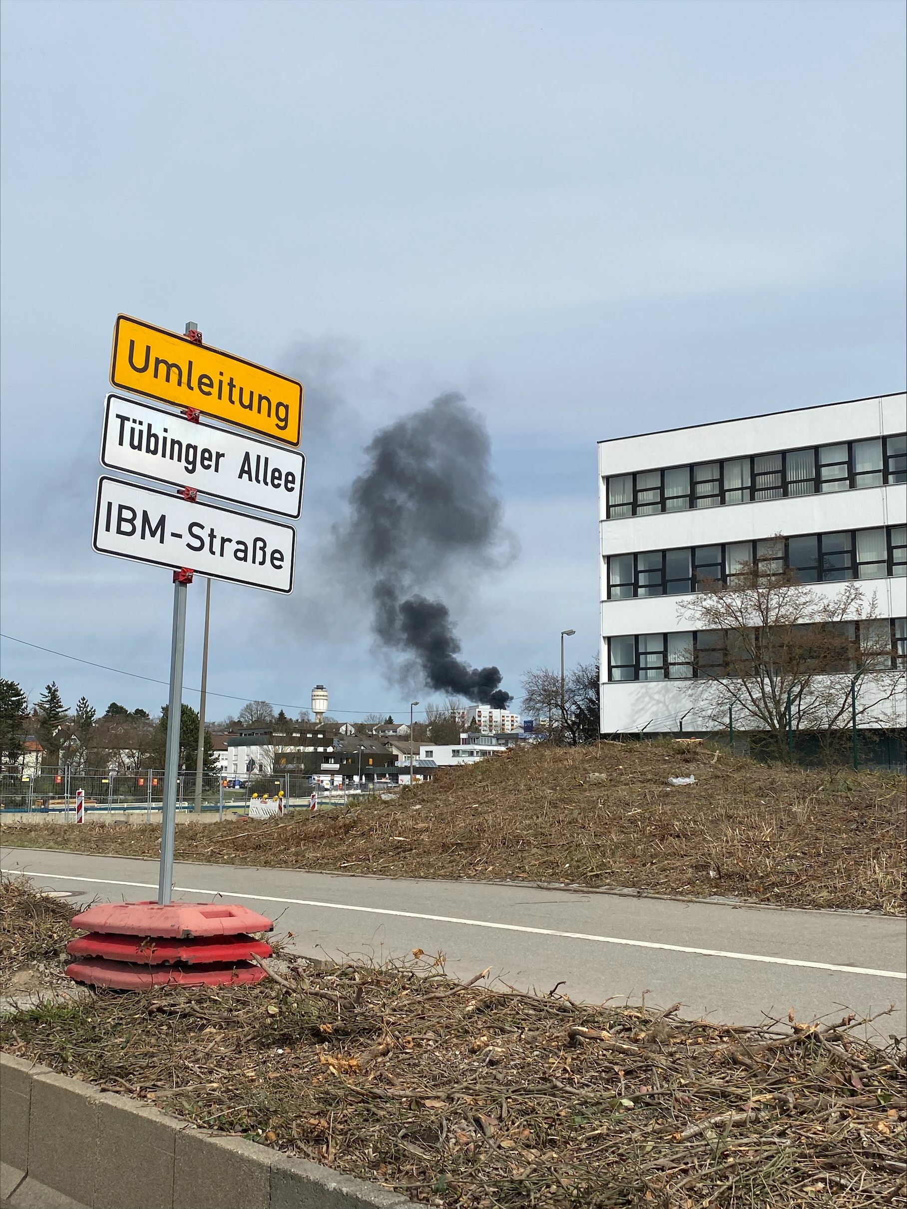 Eine schwarze Rauchsäule am Goldberg. Bild: Scheid