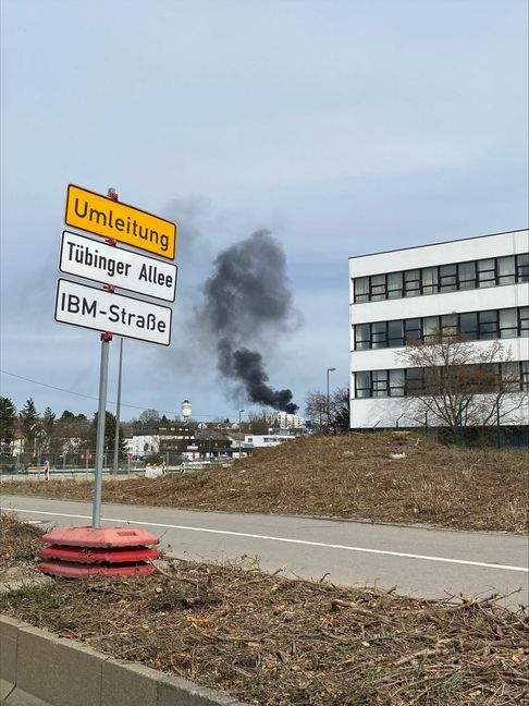 Eine schwarze Rauchsäule am Goldberg. Bild: Scheid