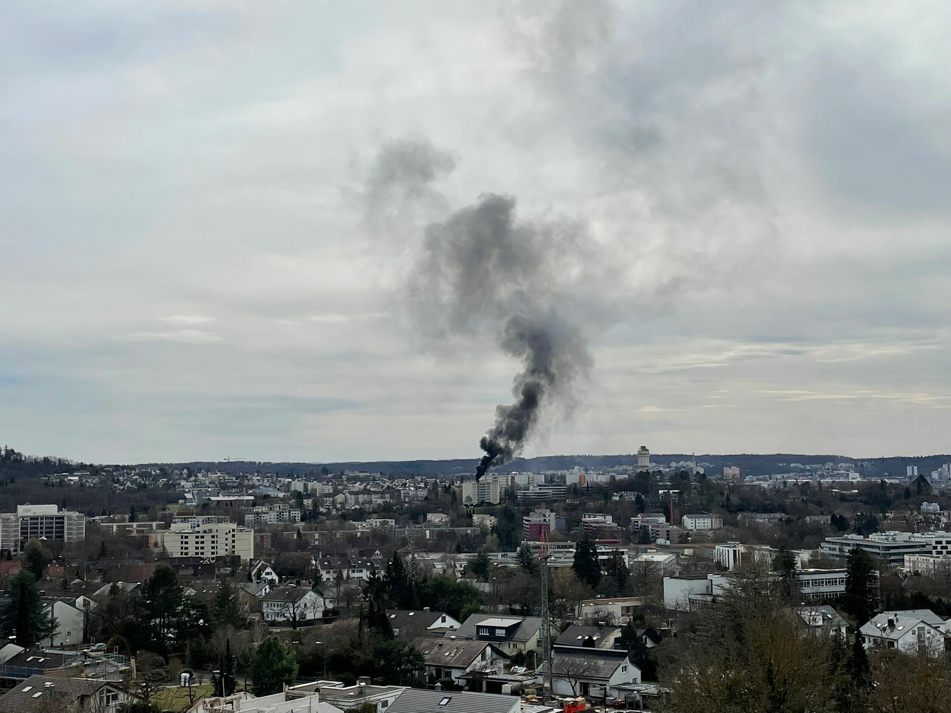 Die Rauchsäule auf dem Goldberg ist weithin sichtbar. Bild: Röhm