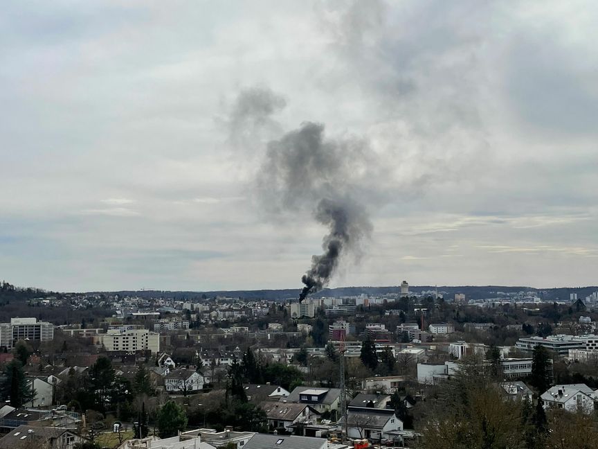 Die Rauchsäule auf dem Goldberg ist weithin sichtbar. Bild: Röhm
