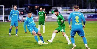 Gökhan Akyüz (am Ball) im Zweikampf mit dem Maichinger Heiko Schall. Der Ehninger erzielte in der 63. Minute die 1:0 Führung für die Gäste.
