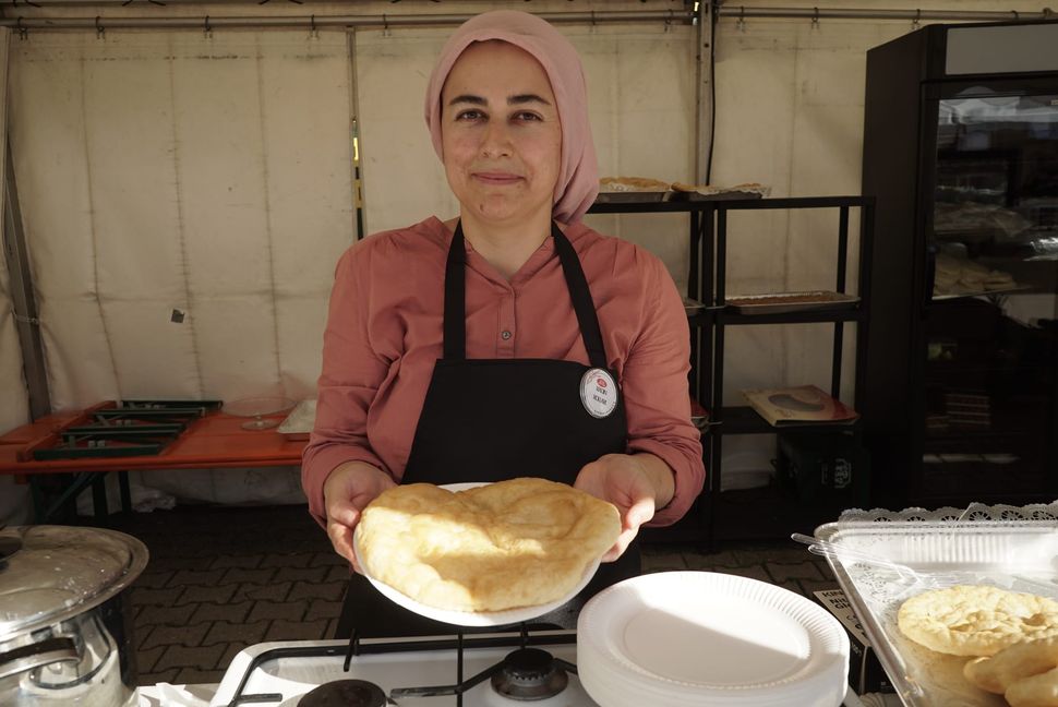 Gülkan Akgün bietet Pisi an.