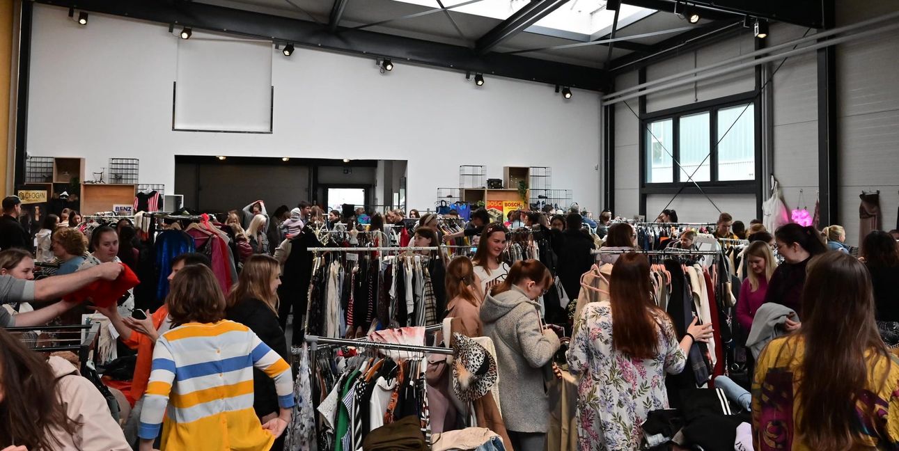 Besucherinnen stöbern beim Frauen-Creator-Vintage-Markt in der Motorworld Böblingen durch Secondhand-Mode und handgemachte Produkte regionaler Anbieterinnen.