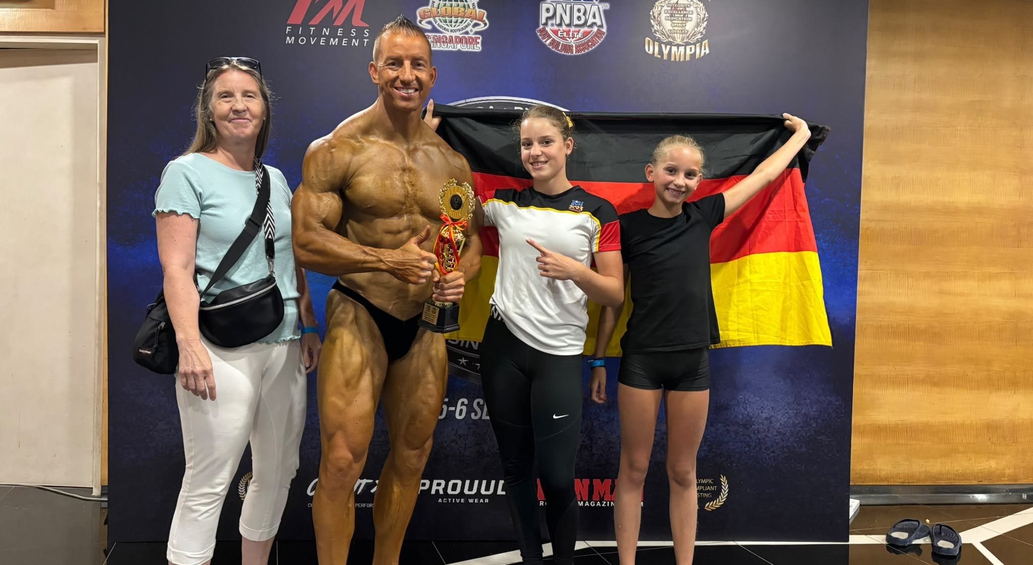 Daumen hoch: Christian Kellenberger mit seiner Schwester Tabea und den Töchtern Kimberly und Dawina (rechts).