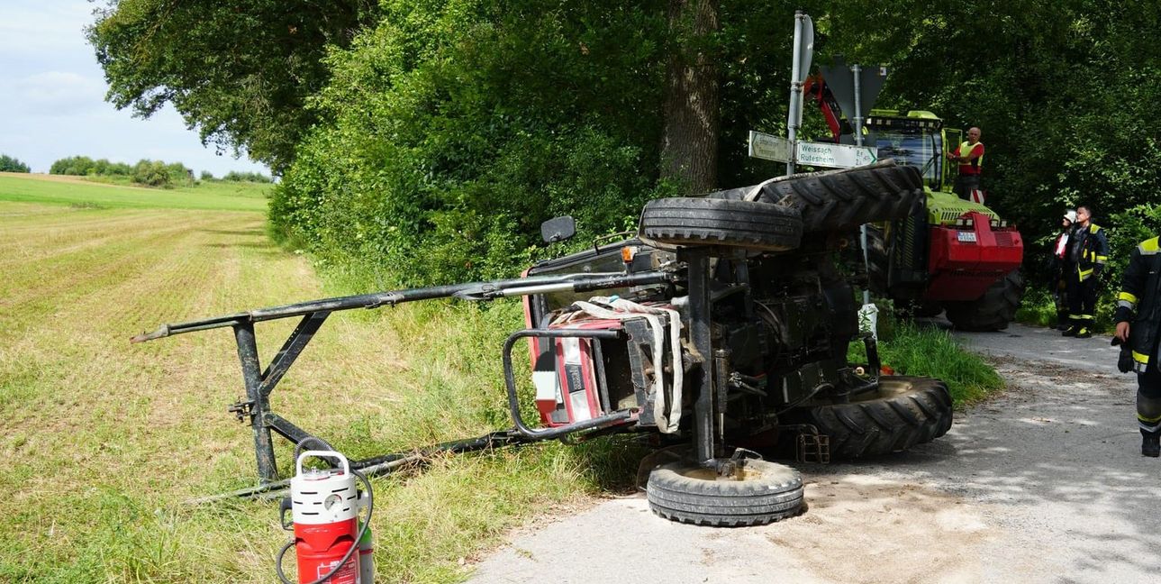 Offenbar war der Trekker in der Biegung zu schnell unterwegs.