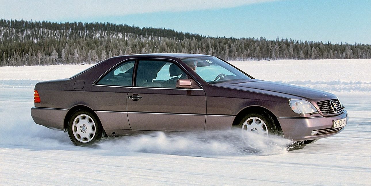 Mercedes-Benz S-Klasse Coupé der Baureihe 140 mit Elektronischem Stabilitätsprogramm ESP. Foto aus dem Jahr 1995 bei der Präsentation in Arjeplog, Schweden.