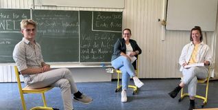 Schüler Lorenz Maisch im Gespräch mit den Gründerinnen von lemon – Jasmin Albrecht und Lena Mangold (von links).