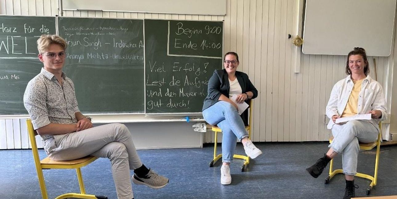 Schüler Lorenz Maisch im Gespräch mit den Gründerinnen von lemon – Jasmin Albrecht und Lena Mangold (von links).