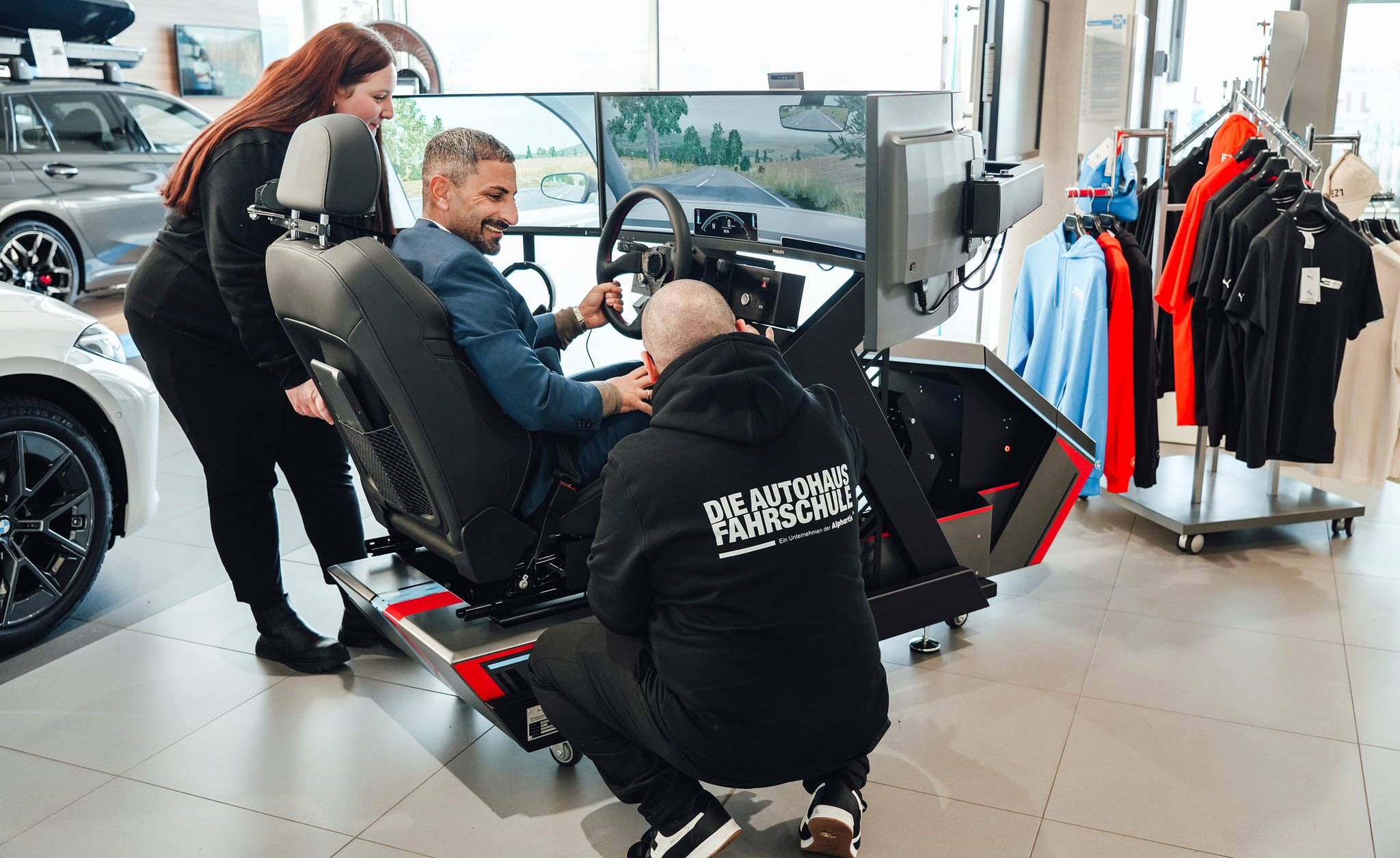 Matthias Izar, Filialleiter Vertrieb der ahg 
Böblingen, ließ sich zum Start der Fahrschule in seinem Betrieb von Fahrlehrer Davide Scalmato die Ausbildung am Simulator erklären.