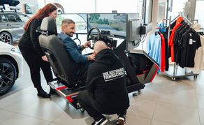 Matthias Izar, Filialleiter Vertrieb der ahg 
Böblingen, ließ sich zum Start der Fahrschule in seinem Betrieb von Fahrlehrer Davide Scalmato die Ausbildung am Simulator erklären.