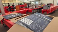 Die Küche niimmt Form an, Plakate liegen bereit.