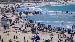 Badegäste nutzen am 12. Mai 2024 das sonnige warme Wetter zu einem Strandbesuch an der Ostseeküste in Warnemünde.Doch im Wasser des Binnenmeeres lauert eine unsichtbare, tödliche Gefahr: Thallium.