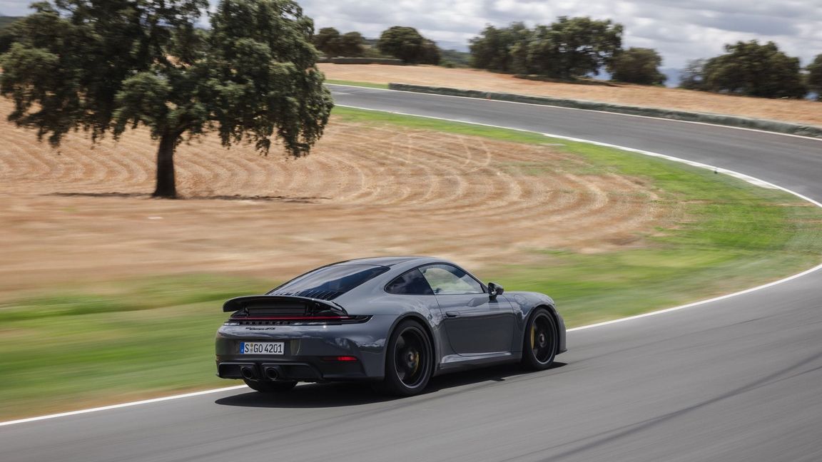Der überarbeitete Elfer kommt im Spätsommer auf den Markt - der 911 GTS ist dabei der erste Hybrid in der Modellgeschichte.
