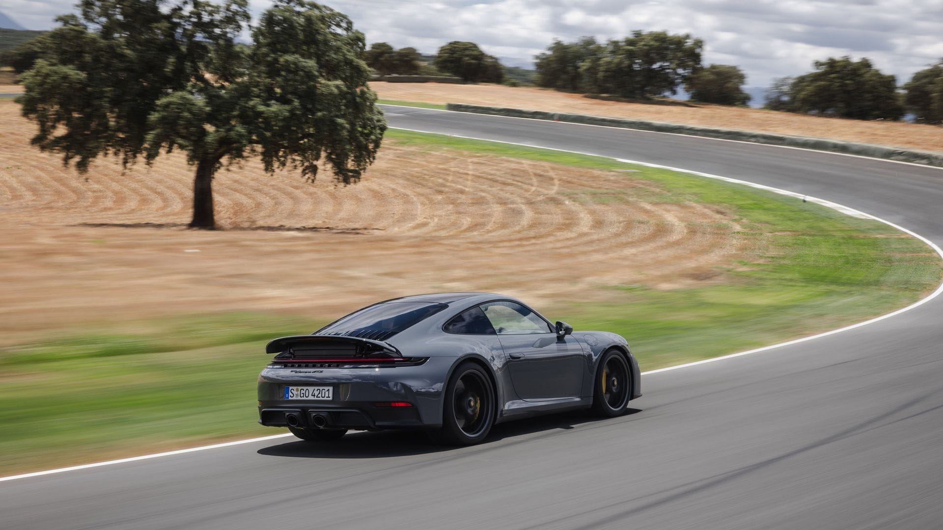 Der überarbeitete Elfer kommt im Spätsommer auf den Markt - der 911 GTS ist dabei der erste Hybrid in der Modellgeschichte.