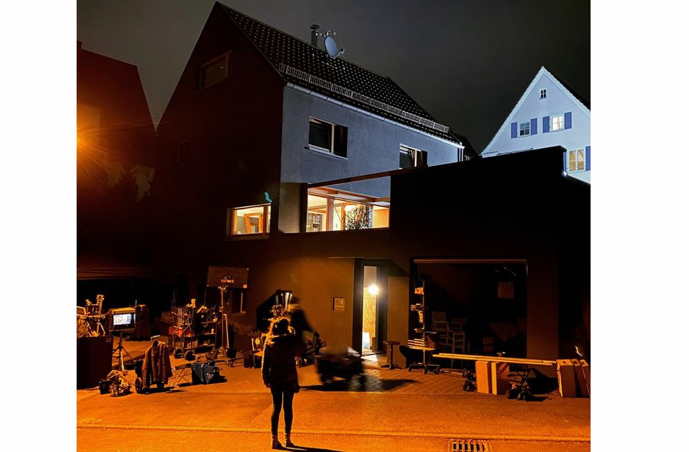 . . . stellen sie seit einiger Zeit manchmal anderen zur Verfügung. Im Haus der Architektenfamilie wird auch gelegentlich gedreht. Die Erste Kriminalhauptkommissarin Martina Seiffert der ZDF-Serie „SOKO Stuttgart“ lebt hier.
 Foto: Thilo Holzer Architekten..