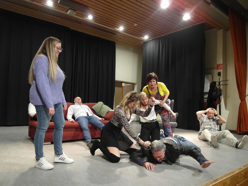 Vor allem am Tempo ihrer rasanten Inezenierung der Boulevard-Komödie „Das (perfekte) Desaster Dinner“ haben Regisseurin Patricia Frasch sowie die Darsteller Jens Mäutner, Jennifer Schäfer, Jürgen Ehmann, Annette Weinberger, Petra Landenberger und Andreas Lachenmayer (von links) während der Proben gearbeitet.