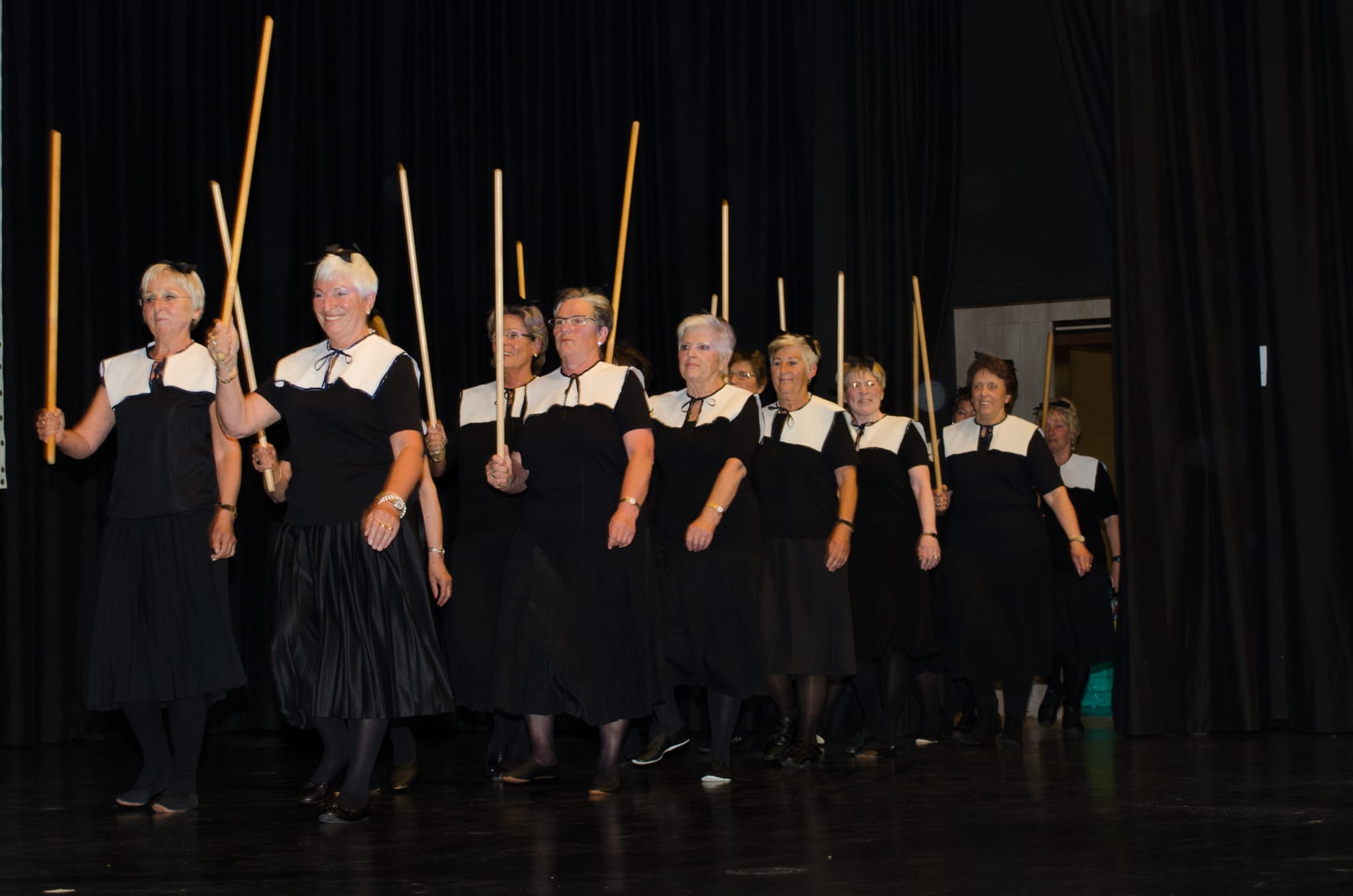 Sport wie vor hundert Jahren, beim Jubiläumsfest war Erika König (2. von links) mit ihrer Damengymnastikgruppe mit dabei.