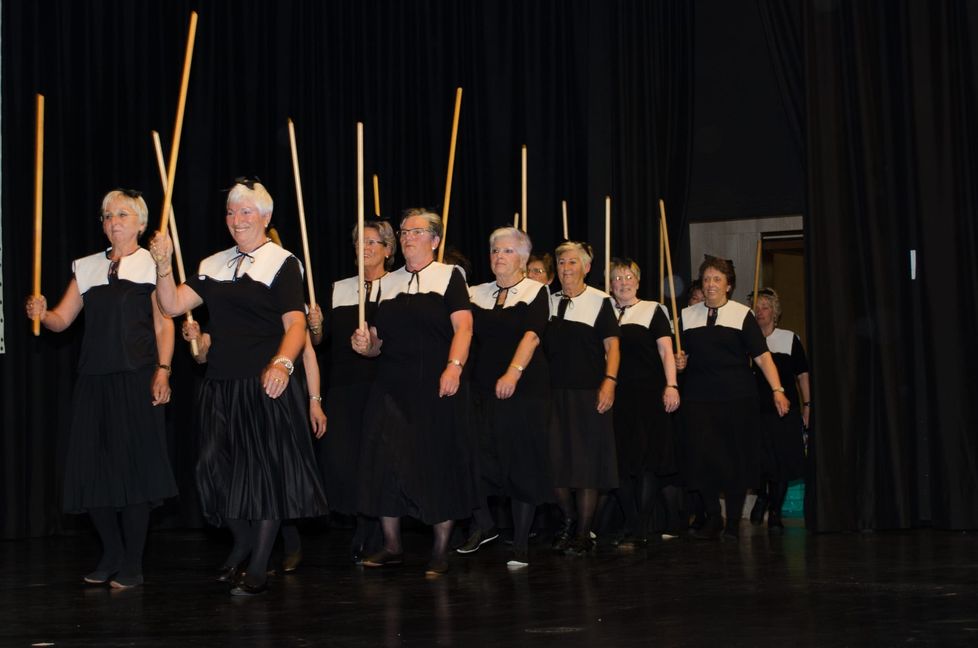 Sport wie vor hundert Jahren, beim Jubiläumsfest war Erika König (2. von links) mit ihrer Damengymnastikgruppe mit dabei.
