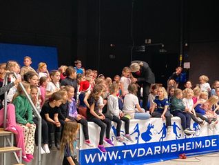 Die Kinder warten gespannt auf den Weihnachtsmann. Bild: z