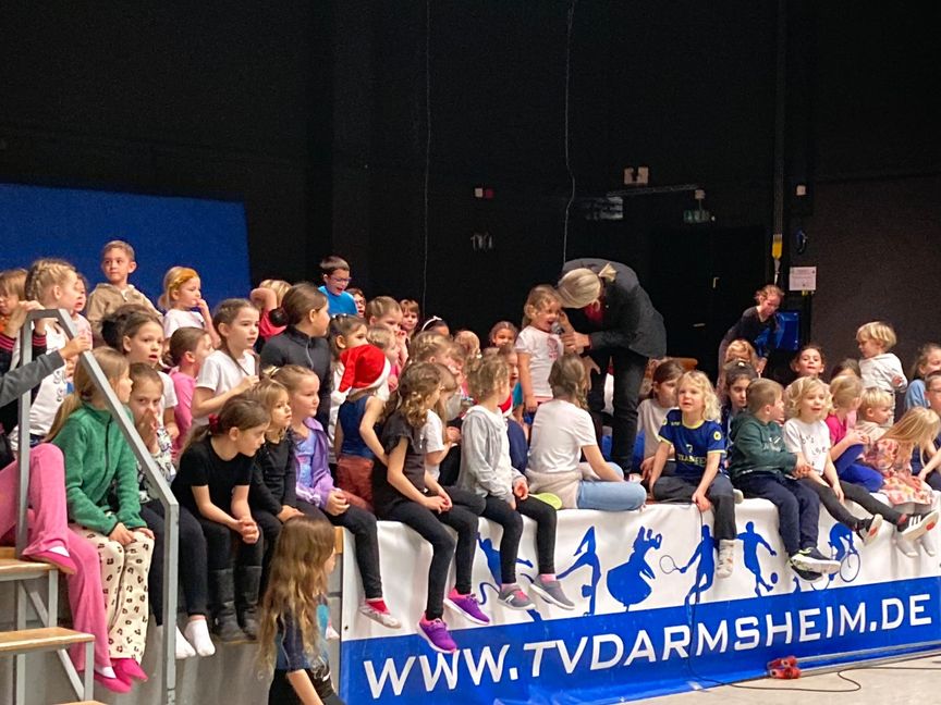 Die Kinder warten gespannt auf den Weihnachtsmann. Bild: z