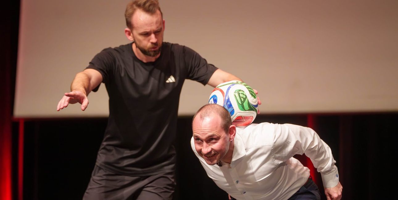 Fußballartist Camill Hauser hilft nur ein bisschen, OB Dr. Setfan Belz meistert den Fußball-Trick.