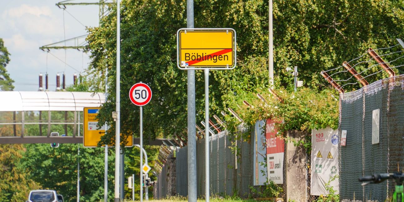 Kurz vor der Panzerkaserne steht dieses Schild im Böblinger Herdweg.