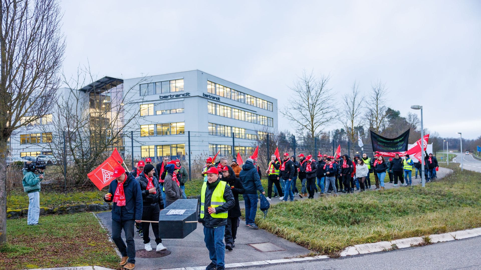 Die Proteste der Beschäftigten vor der Zentrale in Ehingen konnten das Ende für Nufringen nicht verhindern.