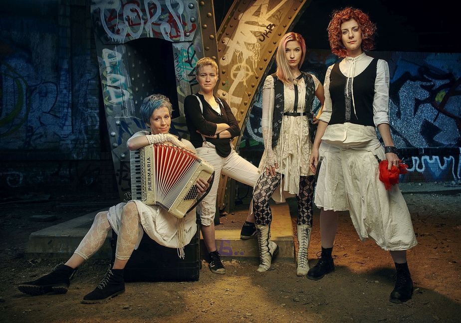 Das Frauen-Quartett „Iva Nova“ aus St. Petersburg spielt eine wilde Mischung aus Folklore und Rockmusik am Freitagabend im Sindelfinger Pavillon. Bild: Andrey Kezzyn